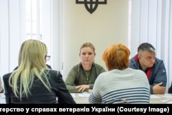 Міністерка у справах ветеранів Юлія Лапутіна (посередині) на зустрічі з родинами полеглих воїнів. Київ, жовтень 2023 року