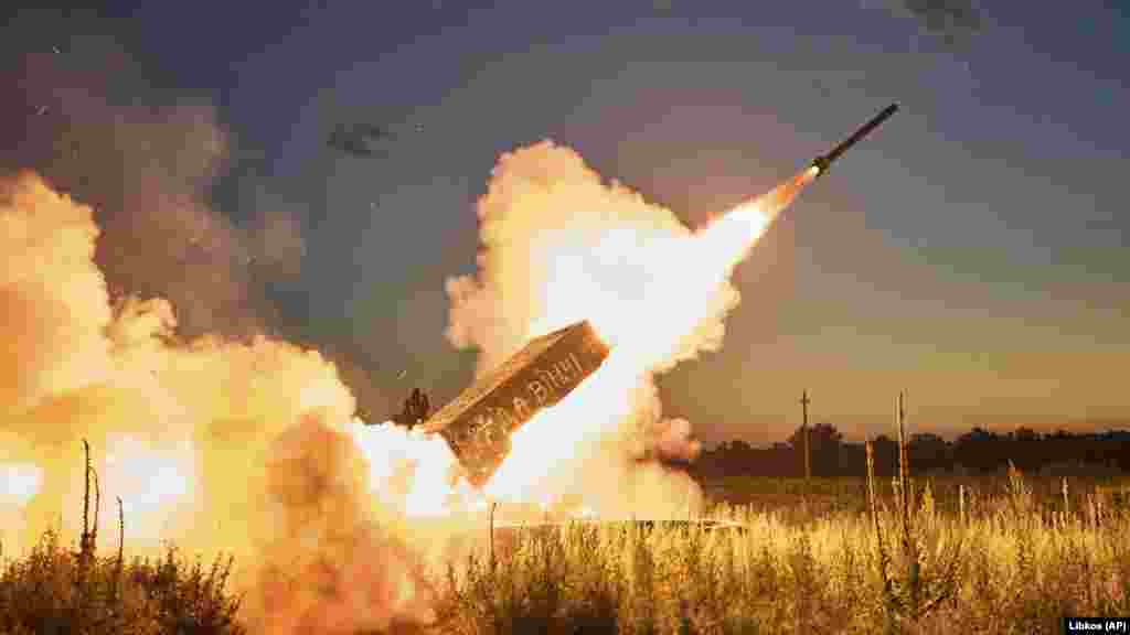 Forțele ucrainene trag cu un lansator de rachete cu aruncător de flăcări TOS-1A Solntsepyok spre pozițiile rusești de lângă Kreminna, în regiunea Luhansk, pe 7 iulie. Arma a fost capturată de batalionul Da Vinci al armatei ucrainene. &nbsp; Lupte aprige au loc în mai multe zone de pe linia frontului, în timp ce Kievul își continuă contraofensiva în sud, a declarat armata la 10 iulie.