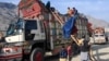 Afganistanske izbjeglice na kamionima prelaze pakistansko-avganistansku granicu 27. oktobra.