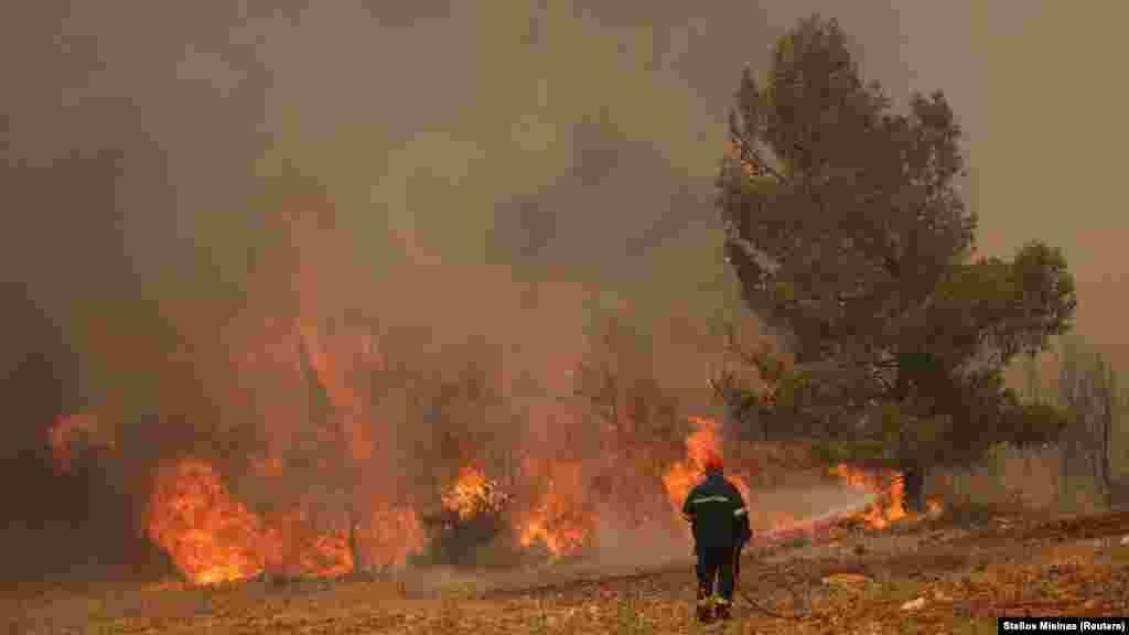 Tűzoltó munkában Athén közelében 2023. július 19-én.&nbsp;Lengyelországból, Romániából és Szlovákiából is érkeznek tűzoltócsapatok Görögországba, hogy segítsenek a helyi és más külföldi mentőszolgálatoknak a főváros közelében keletkezett tüzek leküzdésében