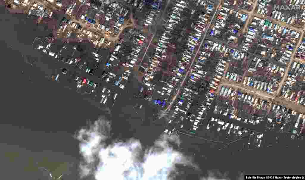 Inundațiile din zonele rezidențiale ale orașului Akbulak.&nbsp; Situația inundațiilor rămâne acută în părți ale Siberiei de Vest, unde vârful este așteptat în trei până la cinci zile, și în unele zone din jurul râului Volga.