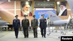 فرماندهان ارشد نیروهای مسلح جمهوری اسلامی در حال بازدید از انبار پهپادهای ساخت ایران که شمار زیادی از آن‌ها برای استفاده در جنگ اوکراین تحویل روسیه شده است