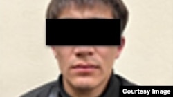 Мекендештерин карактоого шектелип, кармалган жарандардын бири. Москва. 20-март, 2024-жыл.