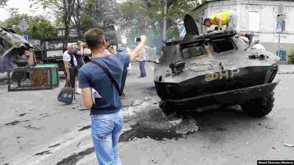 Egy kiégett szeparatista páncélozott jármű Mariupolban.&nbsp;A június 13-i harcokban &ndash; amelyekben végül Kijev visszaszerezte a város feletti teljes ellenőrzést &ndash; több ember meghalt