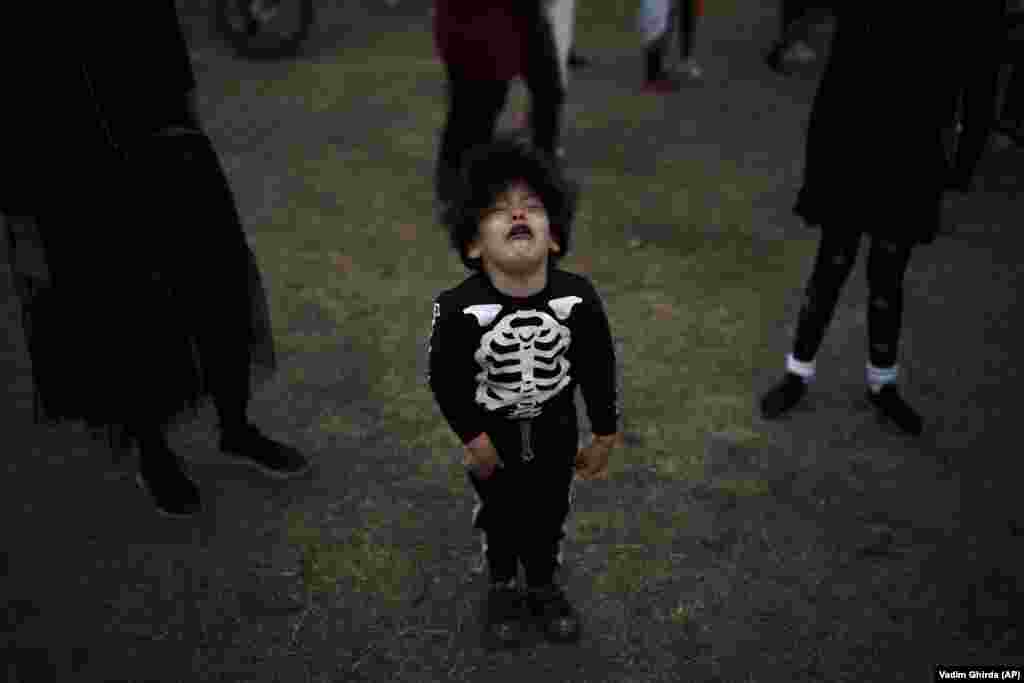 Dječak plače dok je okružen sablasnim likovima. West Side Hallo Fest se smatra najvećim festivalom za Noć vještica u istočnoj Evropi od pada komunizma. &nbsp;