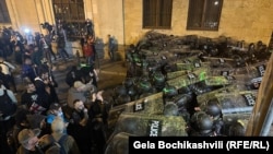 Акція протесту біля парламенту Грузії, Тбілісі, 16 квітня 2024 року
