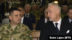 Szalay-Bobrovniczky Kristóf (jobbra) és Böröndi Gábor a honvédelem napján, 2023. május 16-án