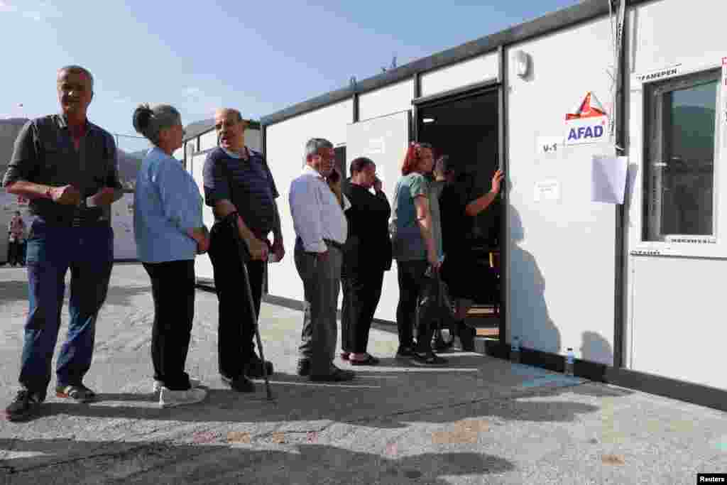 6-февралдагы зилзаладан кийин катуу жабыркаган Хатай провинциясындагы шайлоочулар атайын коюлган контейнерлерде добуш беришүүдө.