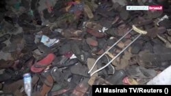 Obuća i druge stvari leže na tlu nakon stampeda u Sani, Jemen, 19. travnja