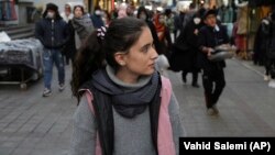 Žena hoda po trgovačkom okrugu u Teheranu bez hidžaba, 23. decembar 2022.