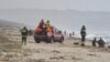 Spasilačke službe u Kalabriji, na mestu gde je more izbacilo tela više od 70 osoba i ostatke broda koji ih je prevozio, februar 2023. 