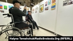 Українські воїни, які отримали поранення, під час реабілітації проходять арттерапію. Вони надали 51 малюнок для благодійного аукціону