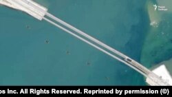 На супутникових знімках сервісу Planet.com видно, що на південь від Керченського мосту встановлено баржі