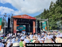 Domnul din mijloc-jos alege să-și tripleze protecția de soare cu un teanc de pălării gratuite, peste cea pe care o avea deja.