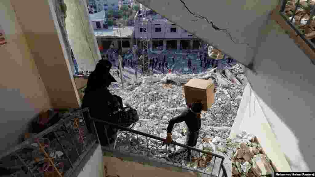 Rafahiak mentik ki a tárgyaikat lebombázott házukból.&nbsp;Lodhammar elmondta, hogy bár lehetetlen pontosan meghatározni a Gázában található fel nem robbant lőszerek számát, de az előrejelzések szerint megfeszített munkával akár tizennégy évig is eltarthat a terület megtisztítása