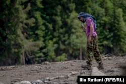 აკაკი სპანდერაშვილს რადიო თავისუფლების გადამღები ჯგუფი შოვის სიახლოვეს პირველად 5 აგვისტოს შეხვდა.