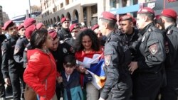 Un arhiepiscop armean conduce noi proteste care cer demisia premierului