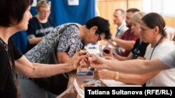 Europarlamentarele românești 2024 într-o secție de votare din Chișinău