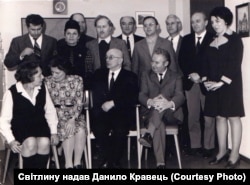 Головний редактор Михайло Демкович-Добрянський (сидить по центру) серед співробітників Української редакції Радіо Свобода. Світлина з періоду 1970–1972 років. Сидять: Ірена Яремович, Марічка Гарабач, Михайло Демкович-Добрянський, ніби Василь Ромашко (Кубрик). Стоять: Юрій Тимченко, Емма Кошелівець (Андієвська), Петро Горбань, Ігор Качуровський, Василь Гришко, Григорій Панчук, Ігор Гордієвський, невідомий (можливо гість редакції), Ольга Ващенко