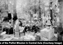 Экспедиция встречается с местными высокопоставленными чиновниками в лагере в Оше.