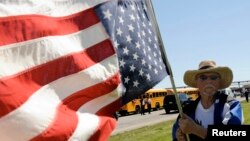 Etičko pravilo, koje se ne može nametati zakonom, nalaže da zastava nikada ne treba da bude izložena naopako "osim u slučaju kada signalizuje veliku opasnost po život ili imovinu". (foto: Okrenuta zastava tokom štrajka sindikata radnika autoindustrije 2009.)