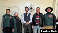 “Аль-Умма” кайрымдуулук фондунун мүчөлөрү Египеттеги оорукананын жетекчилери менен.