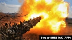 Український танк веде вогонь по російських позиціях на передовій поблизу Бахмуту на Донеччині, 26 березня 2023 року