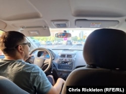 Sundet duke ngarë taksinë.