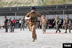 Син глави Чечні Адам Кадиров під час бідготовки на базі спецназу «Ахмат» у Гудармесі. Чечня