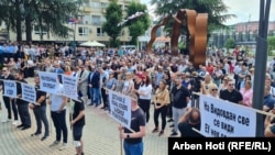 Na nekim od plakata na skupu u Severnoj Mitrovici 27. juna pisalo je: 'Na Vidovdan sve se vidi EU nek se stidi.