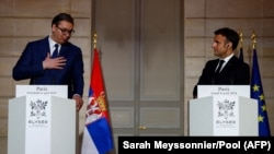 Predsednici Francuske i Srbije, Emanuel Makron i Aleksandar Vučić, tokom obraćanja u Jelisejskoj palati, 8. april 2024.