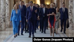 Marcel Ciolacu, noul premier al României, alături de o parte din miniștrii din cabinetul său. Guvernul condus de liderul social-democrat are 18 ministere, ocupate egal de PSD și PNL. 