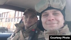 Володимир Коляда разом зі своїм побратимом Володимиром Геленяком ( позивний «Тринадцятий»). Лютий 2022 року, початок повномасштабної війни, Київщина.