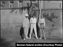 ჩოგბურთის ტურნირი თბილისში. ბატონები – დვორშიცკი, ალიოტი, ცოვიანოვი. შუაში გრაფი შულენბურგი. 1911-1912 წლები. გერმანიის ფედერალური არქივი.