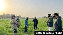 Шектүүлөрдүн бири тергөөдө суракта. УКМК тараткан сүрөт. 