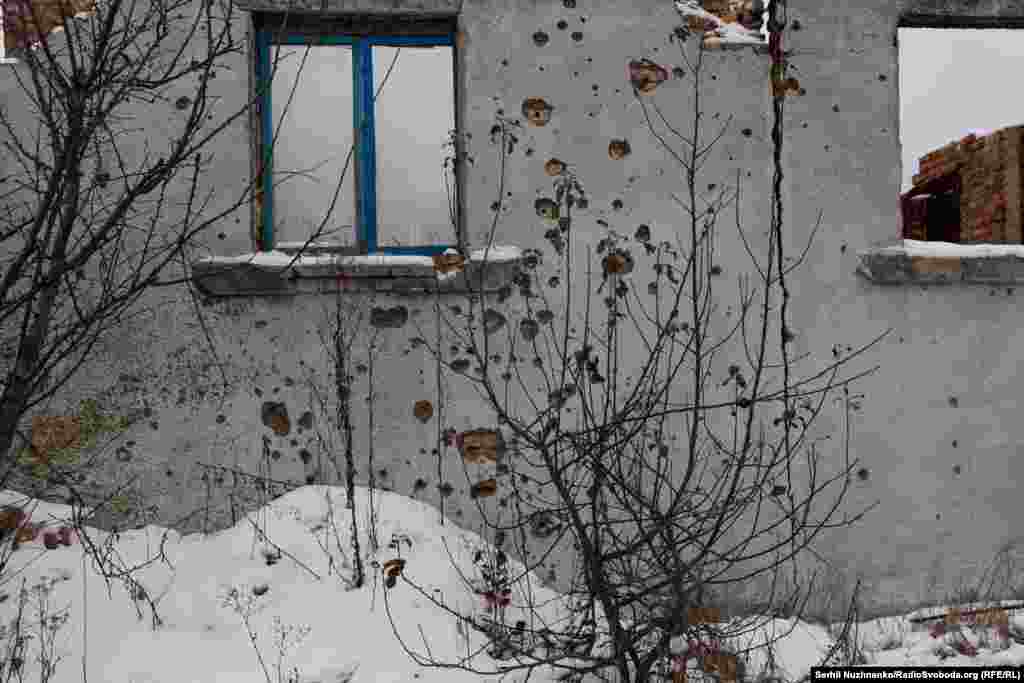 85% будівель у селі Мощун були зруйновані на початку широкомасштабного вторгнення Росії. Село розташоване за п&#39;ять кілометрів від адміністративної лінії столиці. І якщо у Бучі, Ірпені йде активна відбудова і все виглядає як один великий будівельний майданчик, то в Мощуні&nbsp; є лише будівництво дороги до меморіалу.&nbsp;