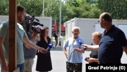 Među najvećim 'žrtvama' spore obnove bili su ljudi koji su u potresu ostali bez svojih domova, i već su dvije zime proveli u kontejnerskim naseljima i kamp-prikolicama. Fotografija: kontejneri u Petrinji, 2021. Fotografija: Novinari u razgovoru sa stanovnicima pored kontejnera, 23. svibnja 2023.