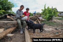 Жители пострадавшего от наводнения села Белозерка в Херсонской области