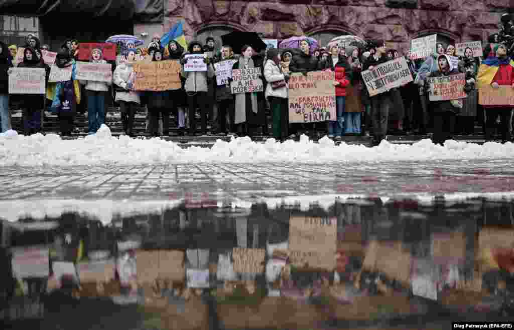 Ljudi učestvuju na skupu tražeći povećanje vladinih izdataka za odbranu u Kijevu, Ukrajina.