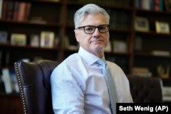 Judecătorul Juan M. Merchan pozează în biroul său din New York, 14 martie 2024.