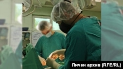 Ajsar (zamućenog lica s leve strane), student medicine rođen u Nemačkoj čiji su roditelji Pakistanci, kaže da su mu neke kolege u Bugarskoj jasno stavile do znanja da nije dobrodošao.