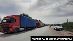 “Ак-Тилек” өткөрмө бекетинде кезекте турган жүк ташуучу автоунаалар. 22-август, 2023-жыл.