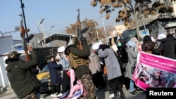 تصویر آرشیف: طالبان گردهمایی زنان را با فیر های هوایی در کابل مختل کردند