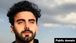 Аялдардын укуктарын жактап жүргөнү менен белгилүү актер Мохаммад Садеги.