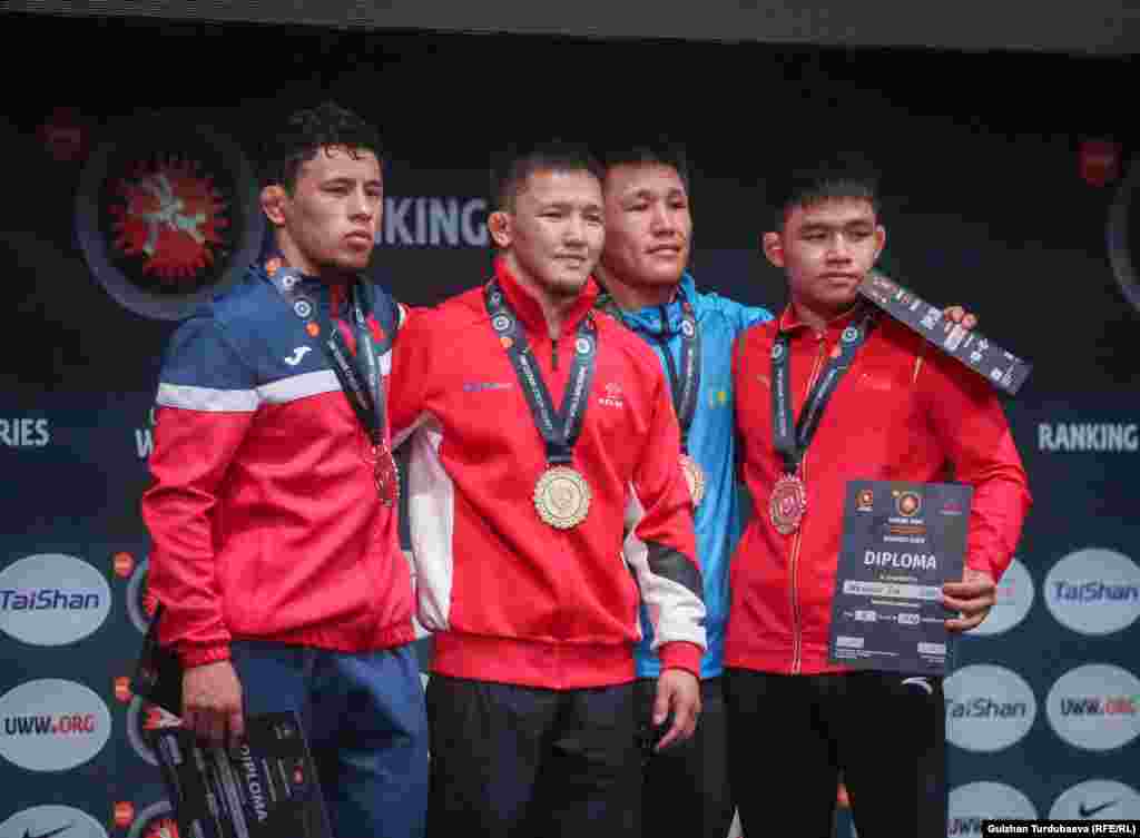 57 килограмм салмакта финалда кыргызстандык эки балбан: Бекзат Алмаз уулу менен Алмаз Сманбеков (солдон экинчи) күрөшүп, 6:1 эсебинде Сманбеков жеңишке жетип, алтын байгени утту. Бекзат Алмаз уулу (солдон биринчи) күмүш байгеге ээ болду.