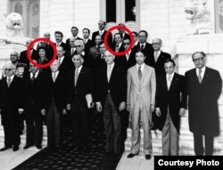 کابینه جمشید آموزگار، مهناز افخمی و منوچهر گنجی با علامت قرمز مشخص شده‌اند