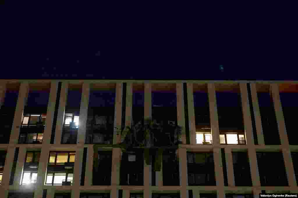 Pamje të një objekti banesor që është sulmuar nga një dron rus. Autoritetet ukrainase thanë se gjatë sulmit, kanë rrëzuar 20 dronë të forcave ruse dhe dy raketa.