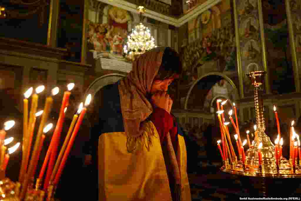 З прапорам на плечах... Перше Великоднє богослужіння ПЦУ в Успенському соборі Києво-Печерської Лаври. квітень 2023 року&nbsp;