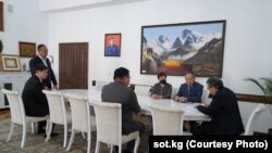 Жогорку соттун төрагасы Замирбек Базарбеков (оңдо) баштаган кеңешме судья Жеңишбек Барынбаевдин арызын карап жаткан учуру. 25-март, 2023-жыл. 