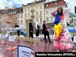 «Міжнародний ярмарок геноциду» – мистецький перформенс, ціль якого продемонструвати подвійні стандарти Європи. Варшава, Польща, 6 квітня 2024 року